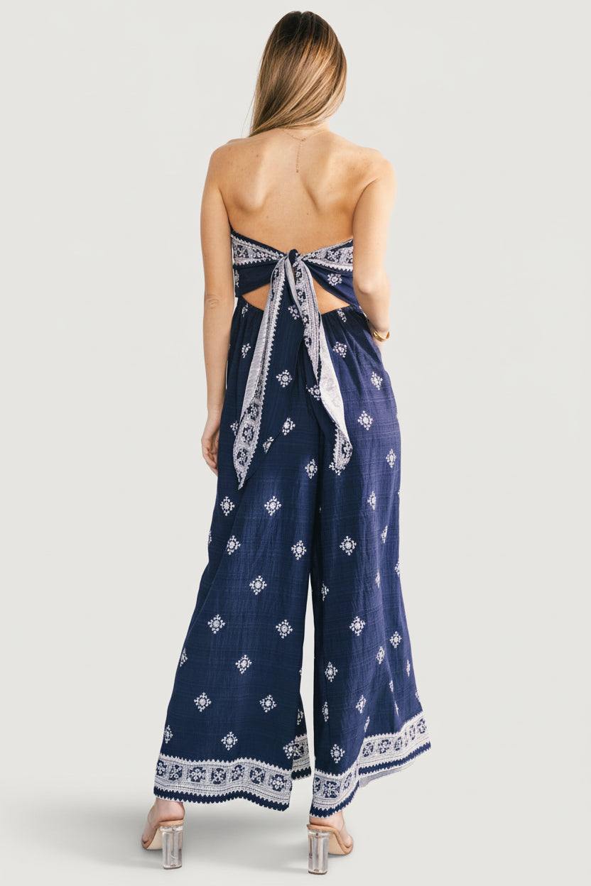 Side angle of Córdoba jumpsuit showing hidden side pocket, relaxed fit through the hip, and wide pant leg movement.