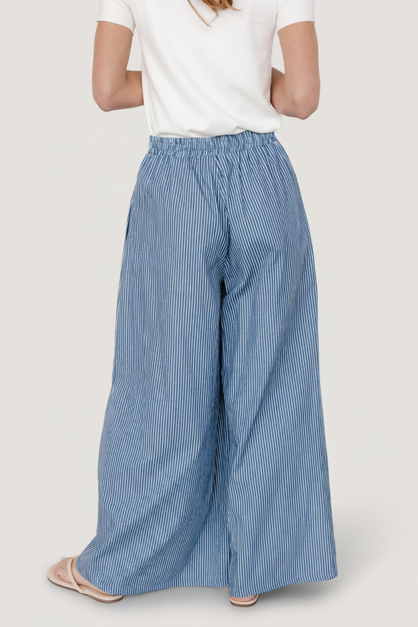 Close-up of cotton fabric weave and stripe contrast on Odelia pants, emphasizing texture, color contrast, and neat topstitching details.