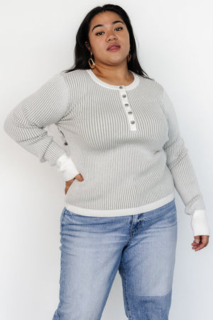 Variant view of Stevie ribbed sweater in light gray showing 1XL fit on model; highlights proportion and ribbed silhouette.